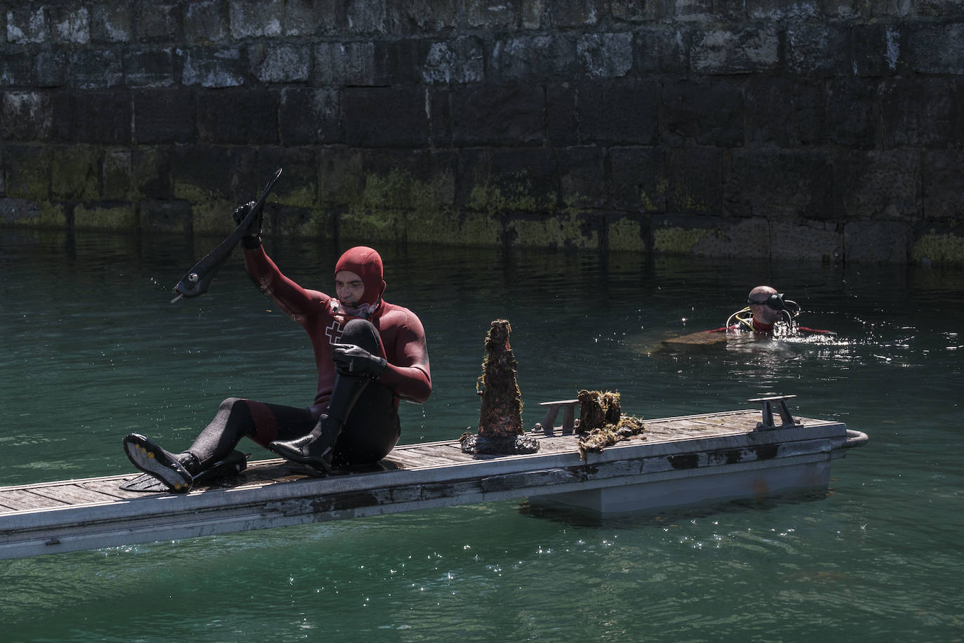 Con motivo del Día Mundial del Medioambiente, una veintena de buzos voluntarios procedió a retirar los residuos del fondo marino de la dársena interior del Puerto Deportivo de Gijón. Llegaron a sacar a tierra baterías, carros de la compra y hasta una bicicleta.