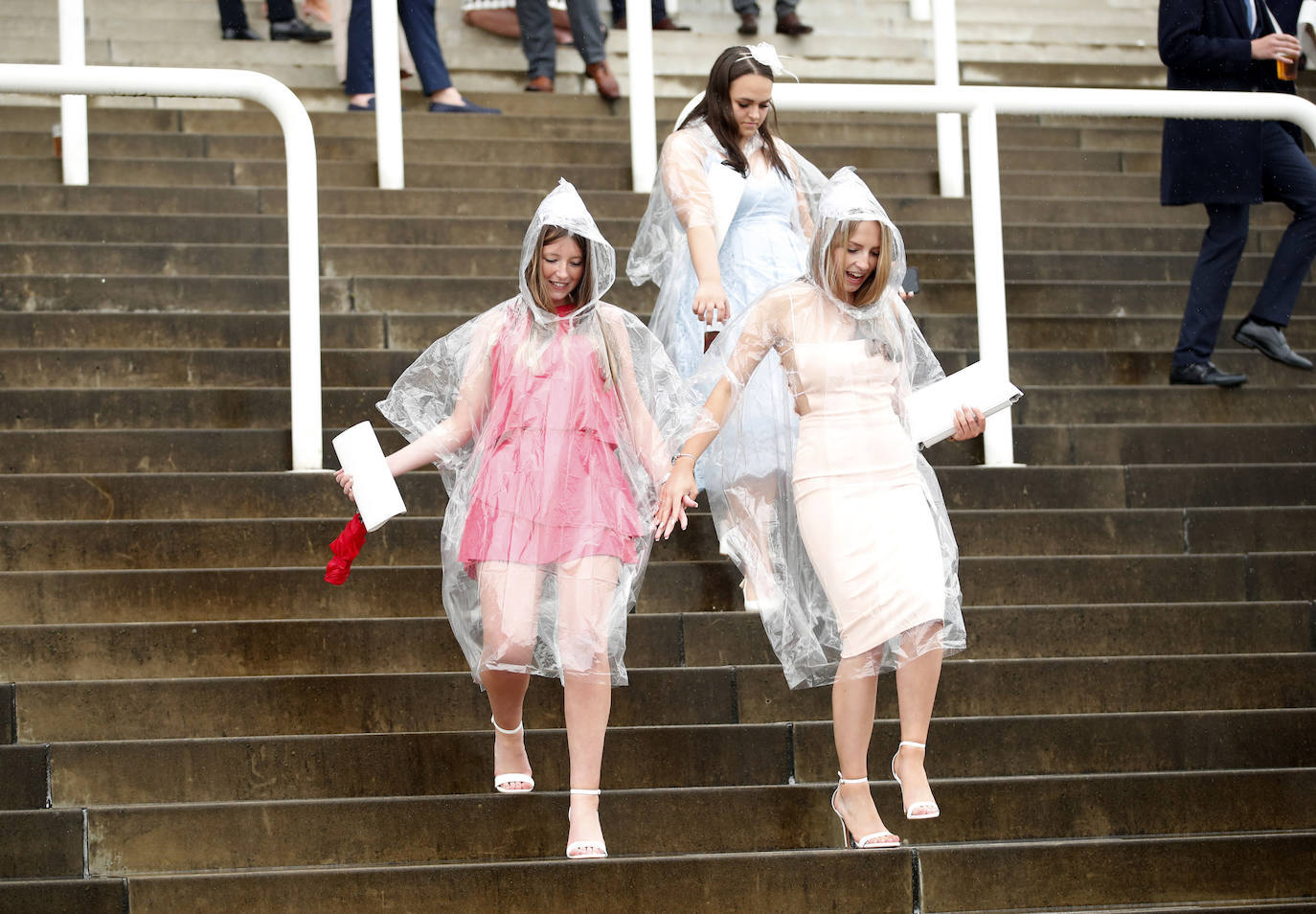 Las carreras de caballos son una tradición tan arraigada en Reino Unido que ni la lluvia puede estropear la fiesta. Este fin de semana se celebra el Epsom Derby Festival en Surrey, en el sur de Inglaterra, donde ver y ser visto es tan importante como la propia competición. El evento se convierte en un auténtico -y divertido- desfile de moda.