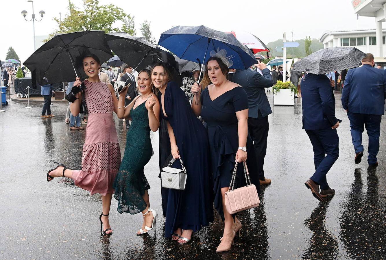 Las carreras de caballos son una tradición tan arraigada en Reino Unido que ni la lluvia puede estropear la fiesta. Este fin de semana se celebra el Epsom Derby Festival en Surrey, en el sur de Inglaterra, donde ver y ser visto es tan importante como la propia competición. El evento se convierte en un auténtico -y divertido- desfile de moda.