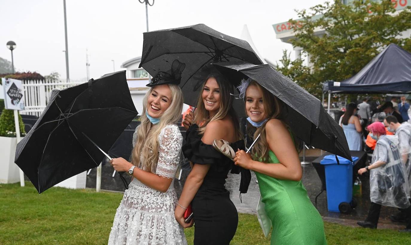Las carreras de caballos son una tradición tan arraigada en Reino Unido que ni la lluvia puede estropear la fiesta. Este fin de semana se celebra el Epsom Derby Festival en Surrey, en el sur de Inglaterra, donde ver y ser visto es tan importante como la propia competición. El evento se convierte en un auténtico -y divertido- desfile de moda.