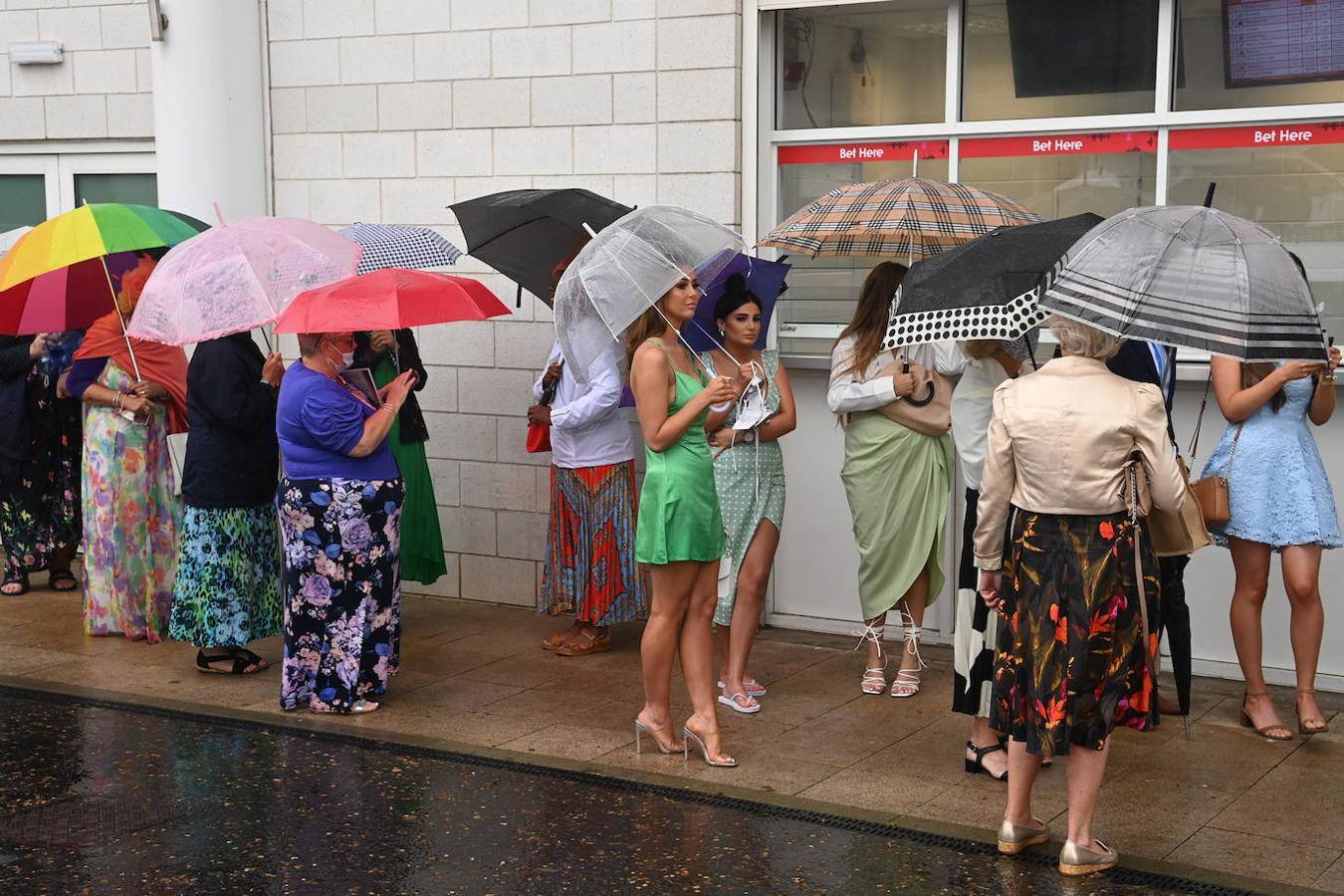 Las carreras de caballos son una tradición tan arraigada en Reino Unido que ni la lluvia puede estropear la fiesta. Este fin de semana se celebra el Epsom Derby Festival en Surrey, en el sur de Inglaterra, donde ver y ser visto es tan importante como la propia competición. El evento se convierte en un auténtico -y divertido- desfile de moda.