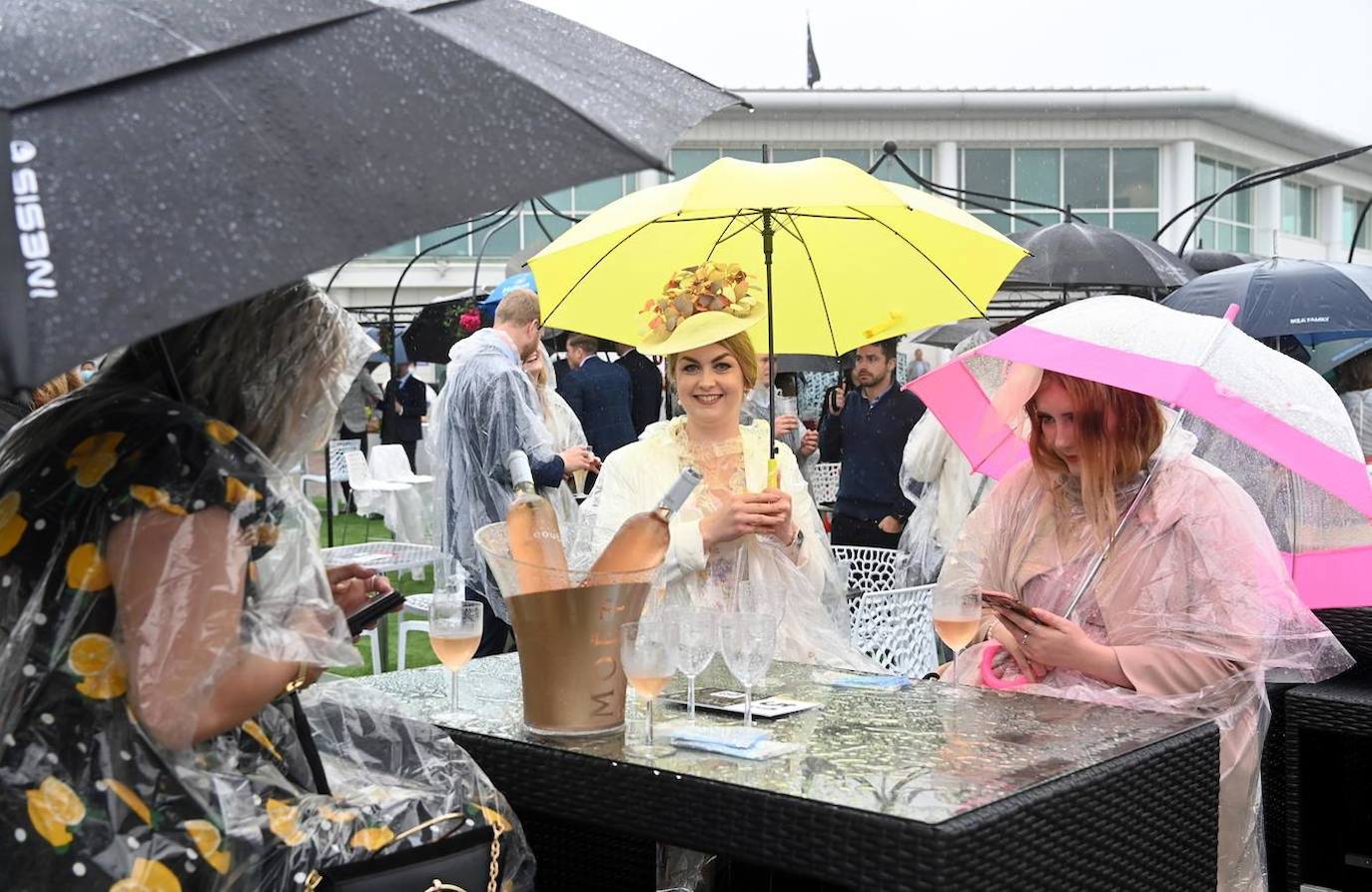 Las carreras de caballos son una tradición tan arraigada en Reino Unido que ni la lluvia puede estropear la fiesta. Este fin de semana se celebra el Epsom Derby Festival en Surrey, en el sur de Inglaterra, donde ver y ser visto es tan importante como la propia competición. El evento se convierte en un auténtico -y divertido- desfile de moda.