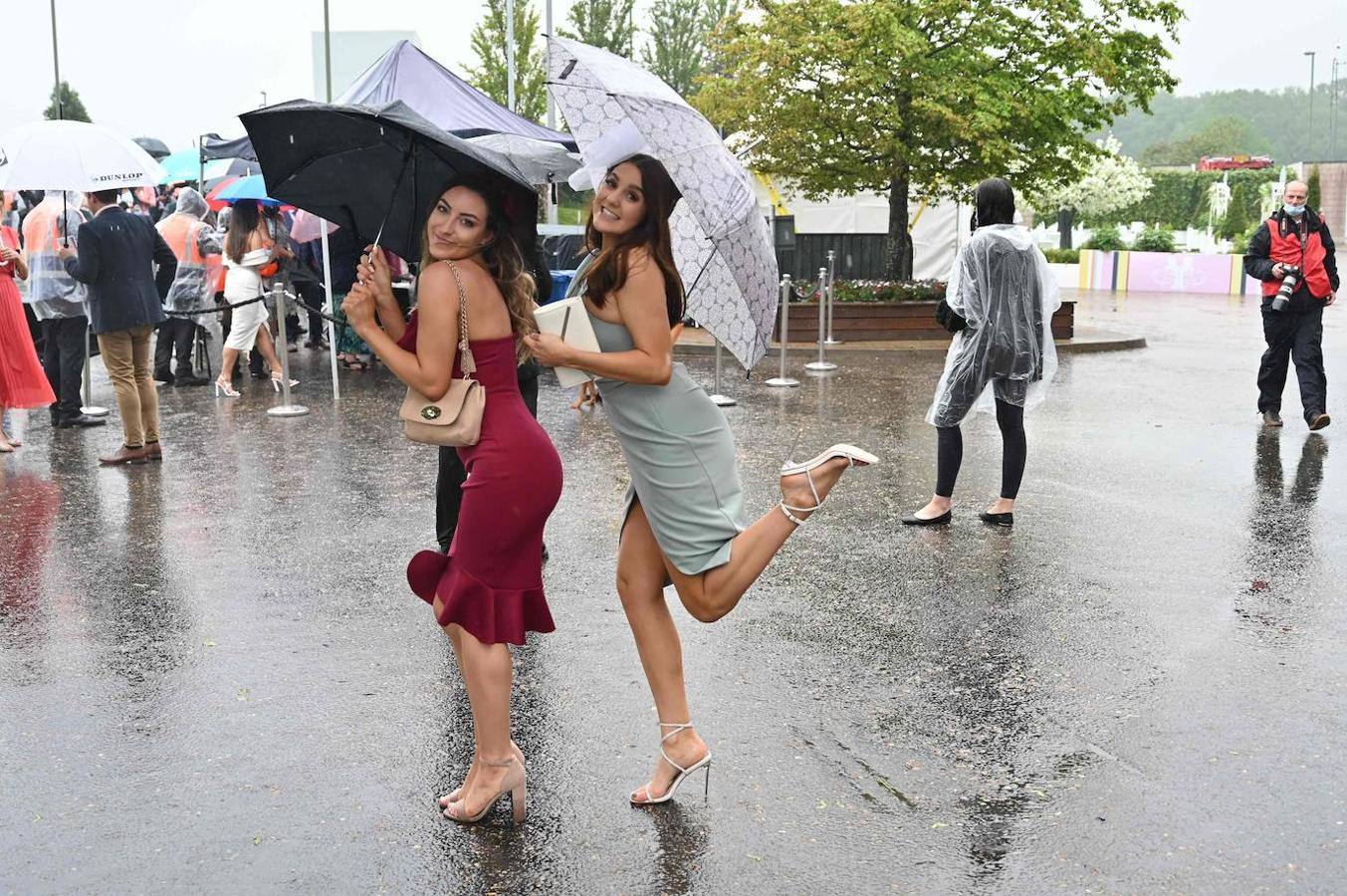 Las carreras de caballos son una tradición tan arraigada en Reino Unido que ni la lluvia puede estropear la fiesta. Este fin de semana se celebra el Epsom Derby Festival en Surrey, en el sur de Inglaterra, donde ver y ser visto es tan importante como la propia competición. El evento se convierte en un auténtico -y divertido- desfile de moda.