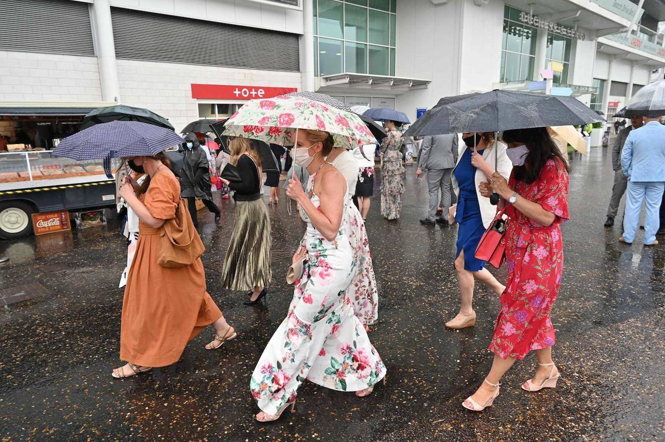 Las carreras de caballos son una tradición tan arraigada en Reino Unido que ni la lluvia puede estropear la fiesta. Este fin de semana se celebra el Epsom Derby Festival en Surrey, en el sur de Inglaterra, donde ver y ser visto es tan importante como la propia competición. El evento se convierte en un auténtico -y divertido- desfile de moda.