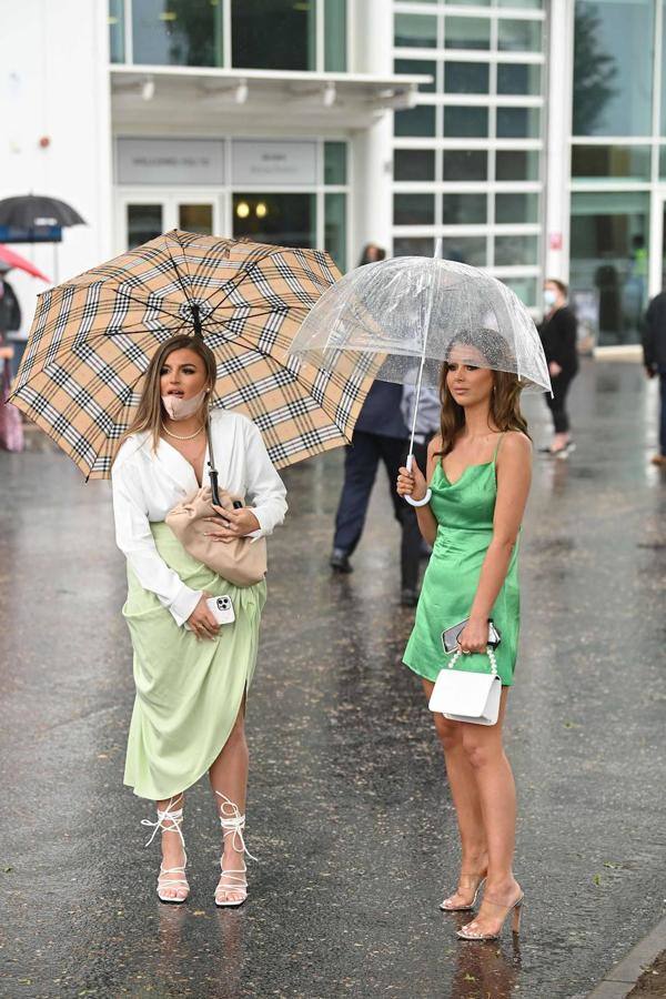 Las carreras de caballos son una tradición tan arraigada en Reino Unido que ni la lluvia puede estropear la fiesta. Este fin de semana se celebra el Epsom Derby Festival en Surrey, en el sur de Inglaterra, donde ver y ser visto es tan importante como la propia competición. El evento se convierte en un auténtico -y divertido- desfile de moda.