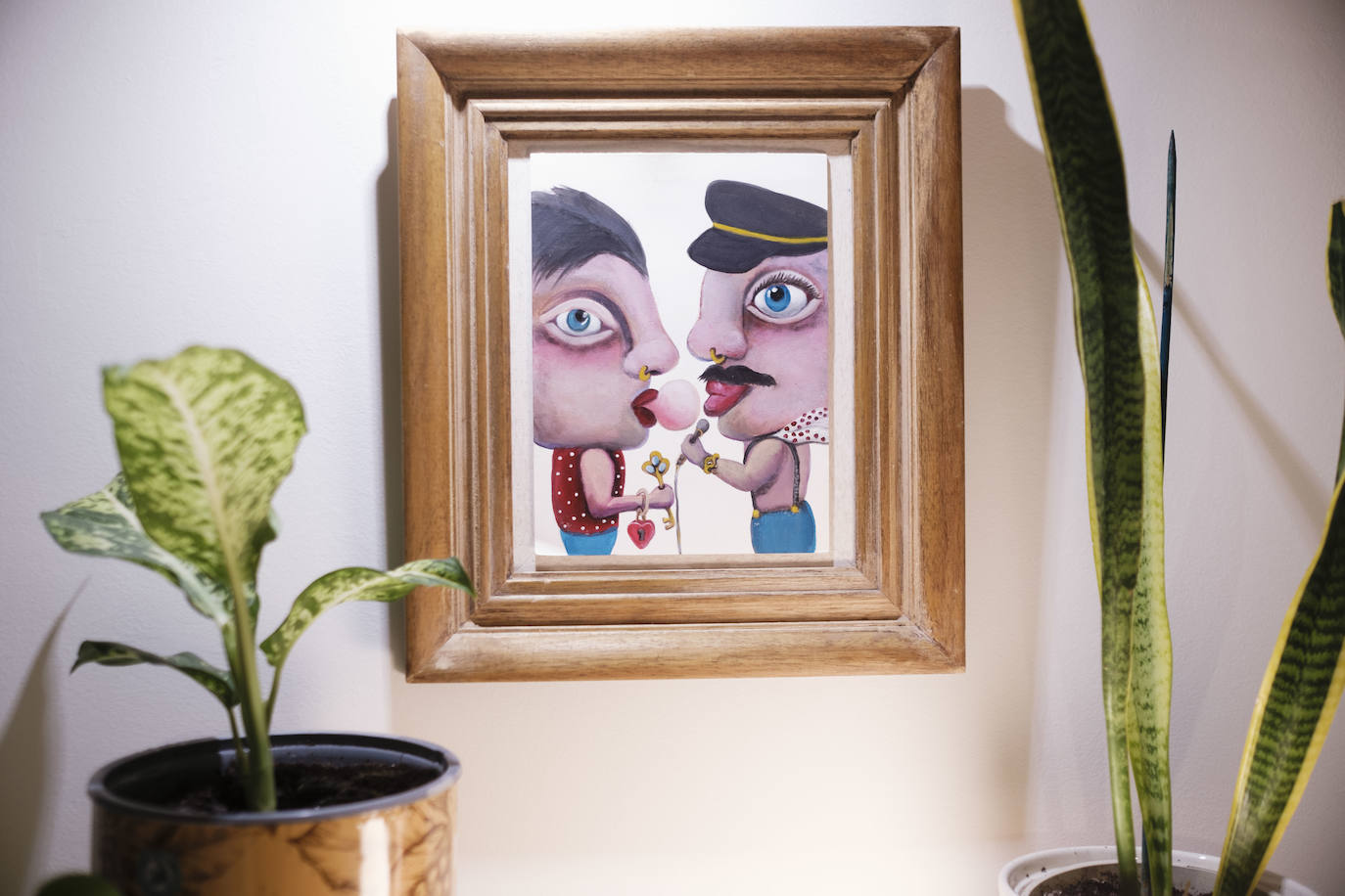 Un entorno muy personal. Por todos los rincones de la vivienda se descubre la mano de Tania Romero, que firma los cuadros de sus paredes y ha reciclado y restaurado el mobiliario. 