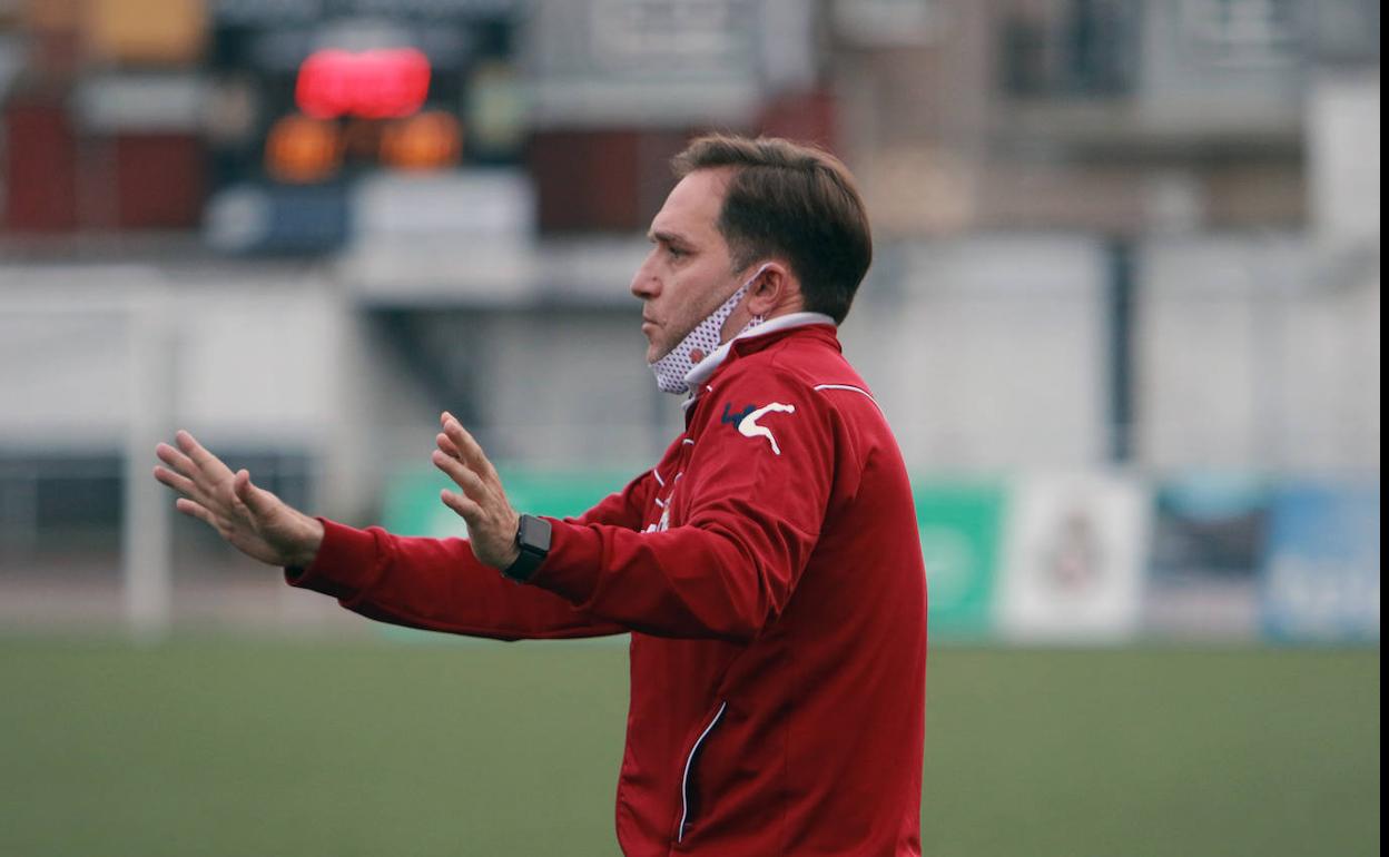 Miguel Martín da indicaciones a sus jugadores durante un duelo de esta temporada. 