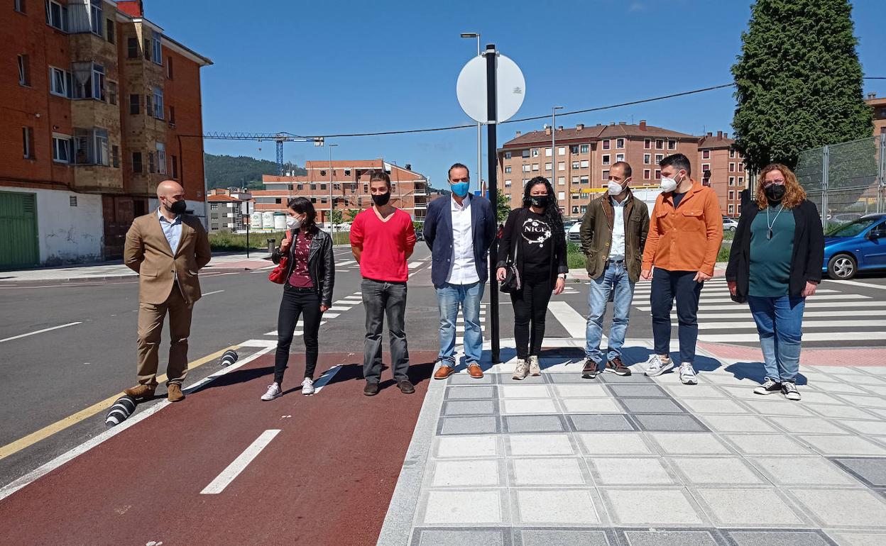 En el carril bici de la calle Santa Isabel, de izquierda a derecha, Víctor Villa, concejal; Aida Nuño, concejala; Tárik Laurent Vázquez, concejal de IU; Hugo Nava, portavoz del Grupo Municipal del PP; Aurora Iglesias, de Vox Siero; Ángel García, alcalde; Jorge García, Viceconsejero y Mapi Madrid, de Ciudadanos