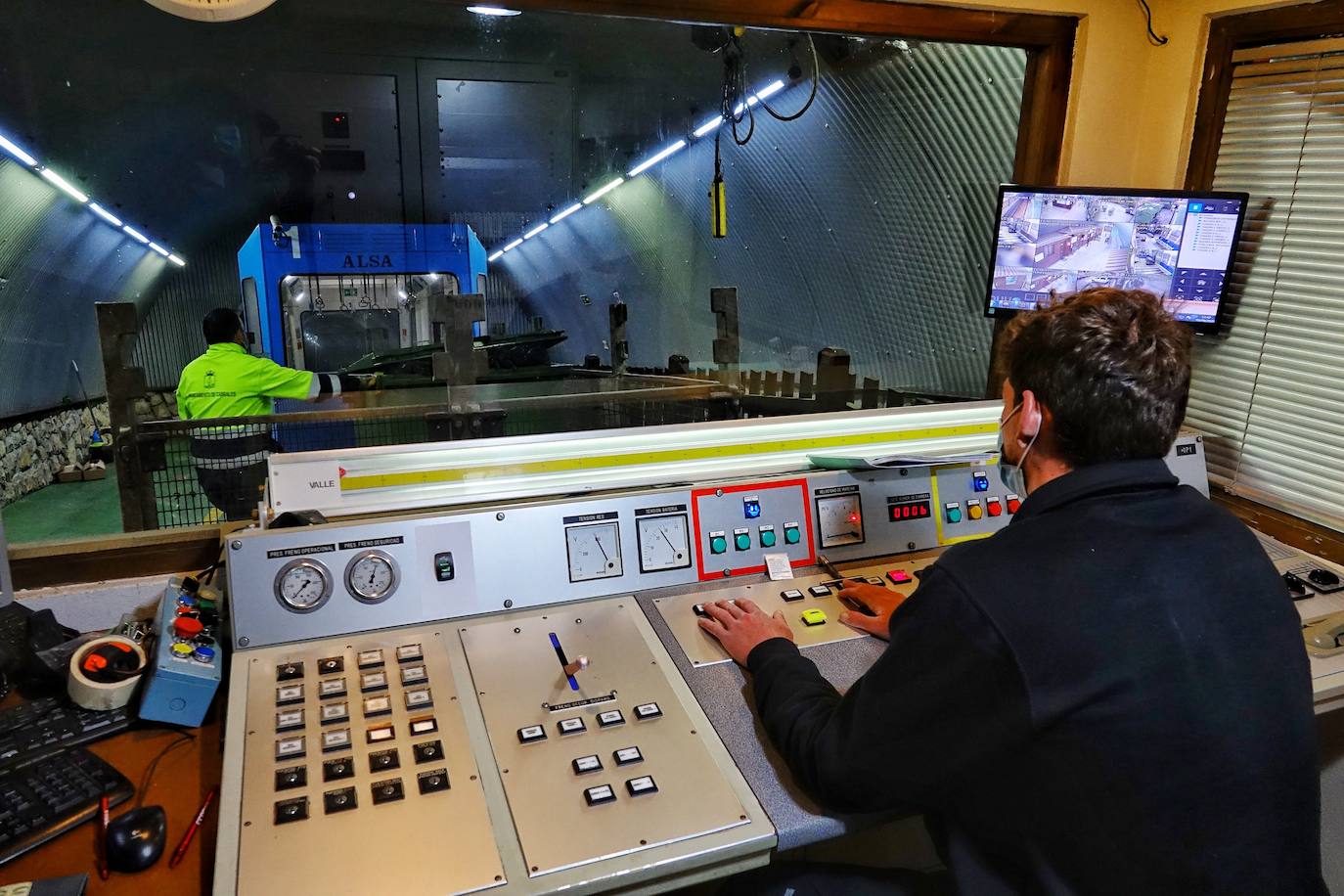 El electricista llanisco Bruno Cué, maquinista del funicular de Bulnes, enla sala de mandos.