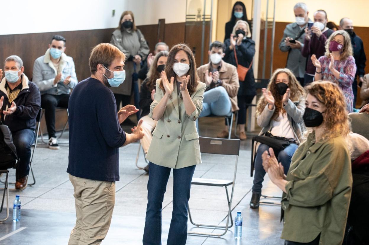 La ministra Ione Belarra junto a Daniel Ripa, el jueves, en Avilés. 