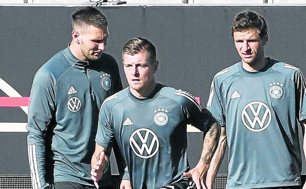 Kroos hace un ejercicio durante la concentración de Alemania para preparar la Eurocopa