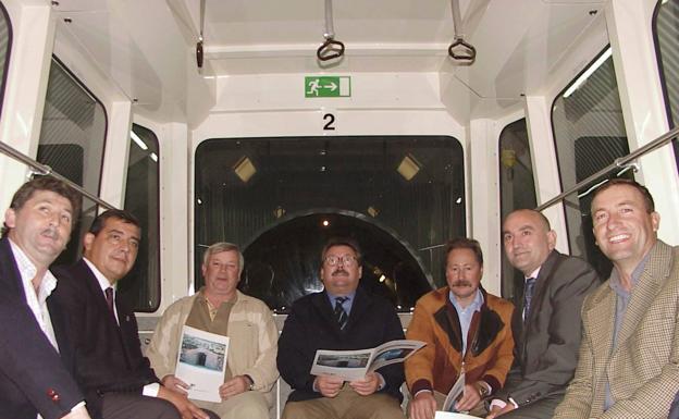 Primer viaje oficial, el 17 de septiembre de 2002. En el centro, el consejero de Infraestructuras José Ramón García Secades.