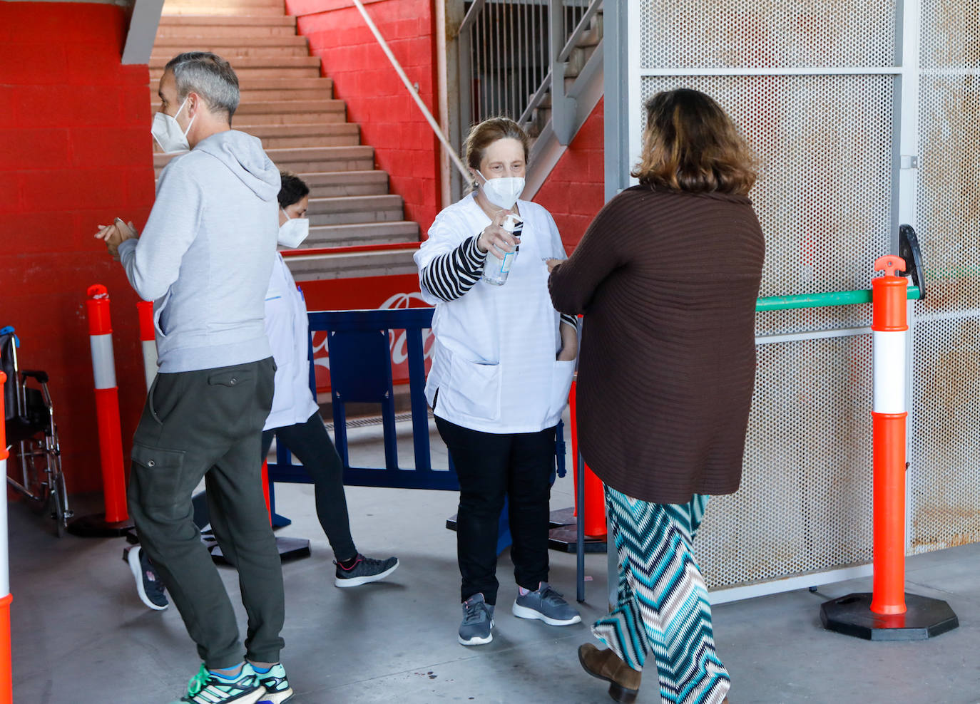 El estadio gijonés es desde este lunes nuevo punto de vacunación contra el coronavirus, en sustitución del Palacio de los Deportes