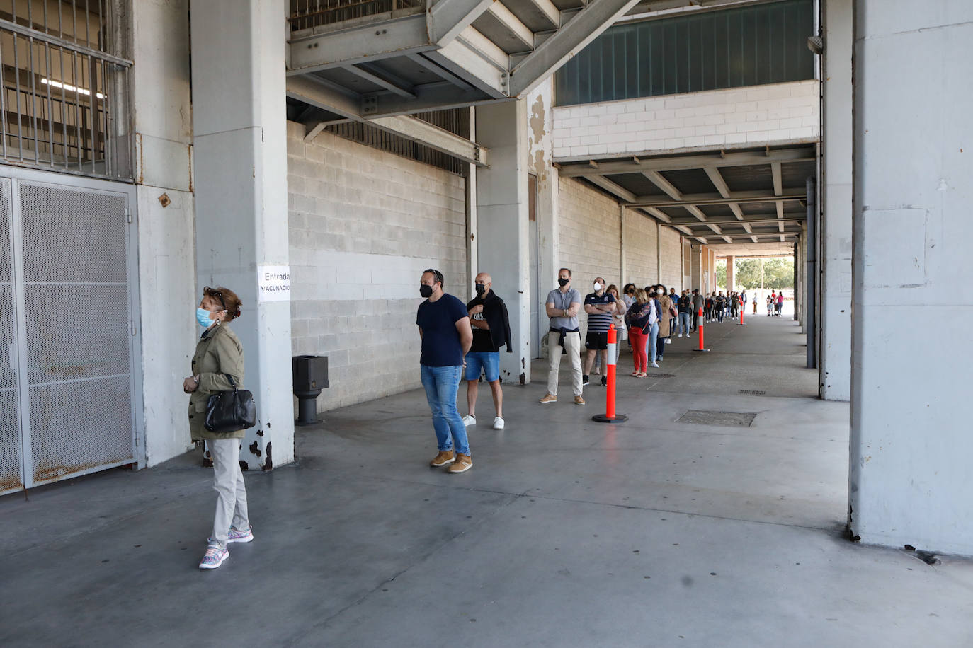 El estadio gijonés es desde este lunes nuevo punto de vacunación contra el coronavirus, en sustitución del Palacio de los Deportes