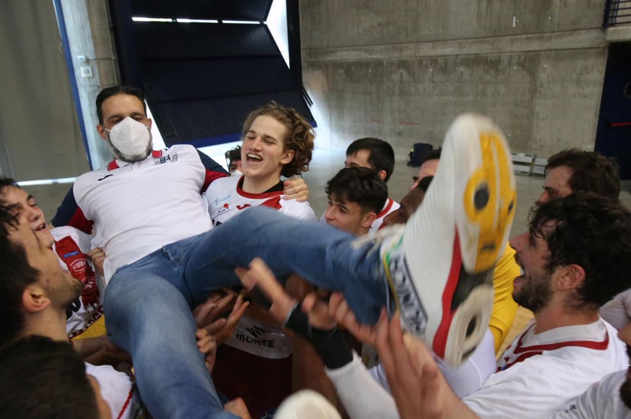 Rubén Garabaya manteado por los jugadores del Logroño en el último partido como segundo entrenador. 