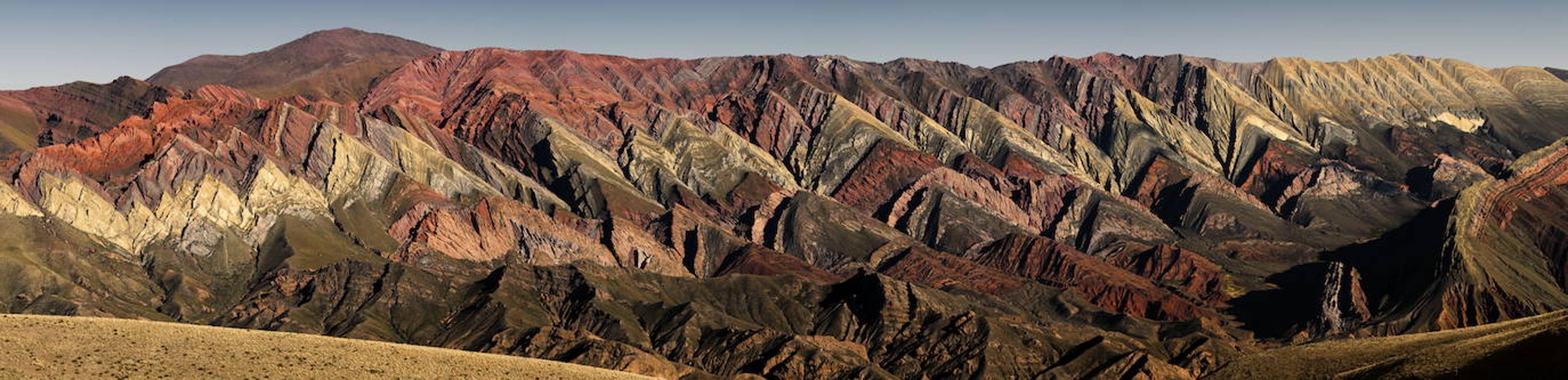 Serranía de Hornocal o cerro de los 14 colores: Esta formación geológica también destaca por sus múltiples tonalidades, que la han hecho también ser conocida como el cerro de los 14 colores. El camino a este lugar, parte desde la localidad de Humahuaca y el mejor momento del día para disfrutar de este espectáculo de color es por la tarde, momento en el que el sol hace aún más llamativos todos sus colores. Uno de los nuevos atractivos turísticos de la Quebrada de Huamahuaca en Argentina, del que podrás disfrutar desde el mirador de esta ruta.