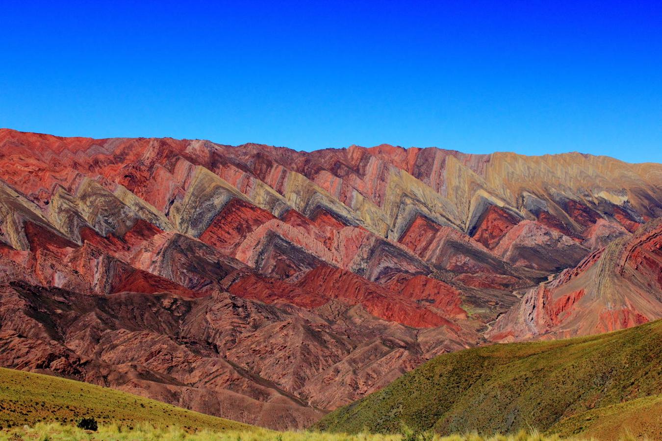 Serranía de Hornocal o cerro de los 14 colores: Esta formación geológica también destaca por sus múltiples tonalidades, que la han hecho también ser conocida como el cerro de los 14 colores. El camino a este lugar, parte desde la localidad de Humahuaca y el mejor momento del día para disfrutar de este espectáculo de color es por la tarde, momento en el que el sol hace aún más llamativos todos sus colores. Uno de los nuevos atractivos turísticos de la Quebrada de Huamahuaca en Argentina, del que podrás disfrutar desde el mirador de esta ruta.