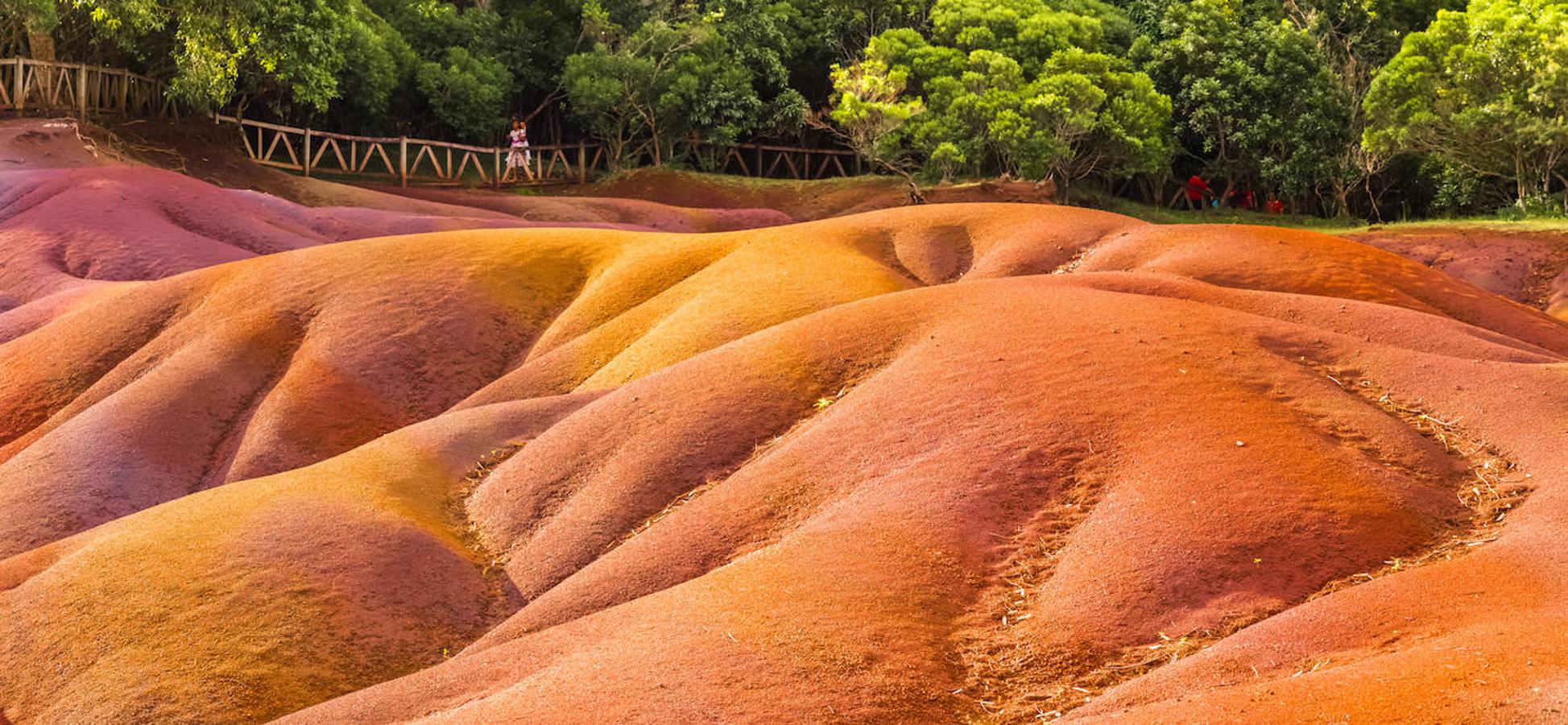 Tierra de los Siete Colores Isla Mauricio: Esta fusión de colores rojizos, marrones, violetas, esmeralda, azulados, púrpuras y dorados se encuentra en Mauricio y en estas dunas que contienen lava fundida, fusiones de hierro y aluminio. Un espectáculo de color que se encuentra envuelto por inmensos bosques tropicales y convirtiendo este lugar en un auténtico paraíso en plena naturaleza.