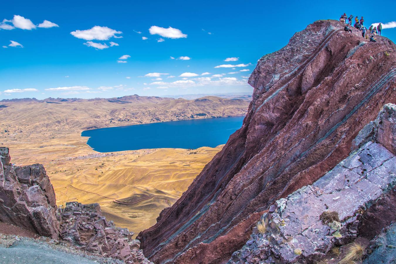 Montaña Pallay Punchu: Esta montaña es uno de los nuevos destinos turísticos de Cusco y una de las montañas de colores más recientes, ya que fue descubierta en plena cuarentena. Una montaña ubicada a 194 km de la ciudad de Cusco, que cuenta con una altitud de 4.791 m y en la que su compleja combinación de minerales ha dado como resultado un manto multicolor de tonos rojizos, morados, verdes, rosas, blancos...