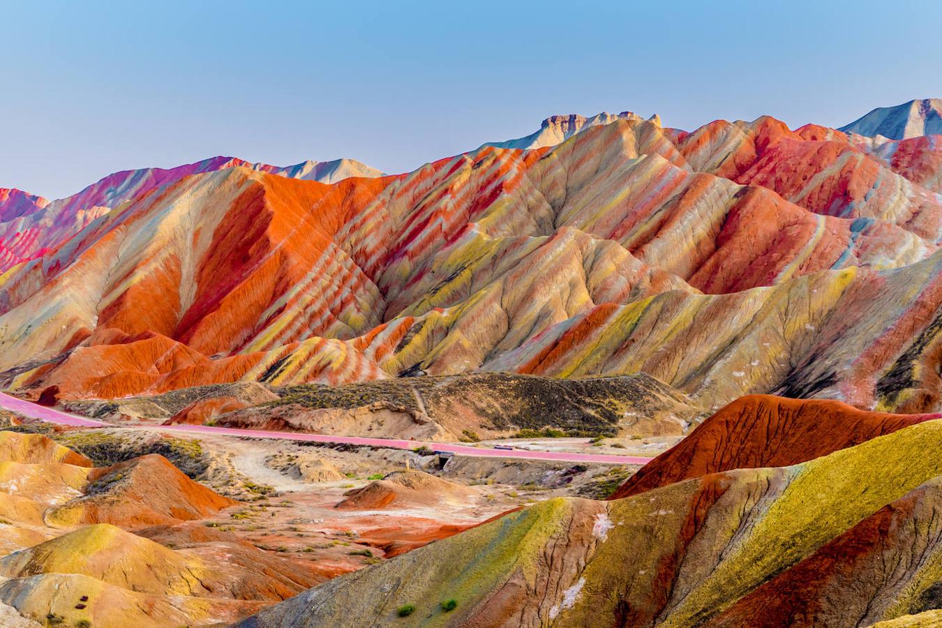 El parque geológico Zhangye Danxia: En este remoto rincón al norte de China, encontrarás este gran lienzo en plena montaña repleto de colores ocres, azules, rojos, violetas, verdes… Un espectáculo de color ubicado en la provincia de Gansu y que ha sido resultado de los movimientos tectónicos, las lluvias y la erosión de este terreno desde hace millones de años. Uno de los lugares de paso de la ruta de la seda y una cita obligada repleta de color.