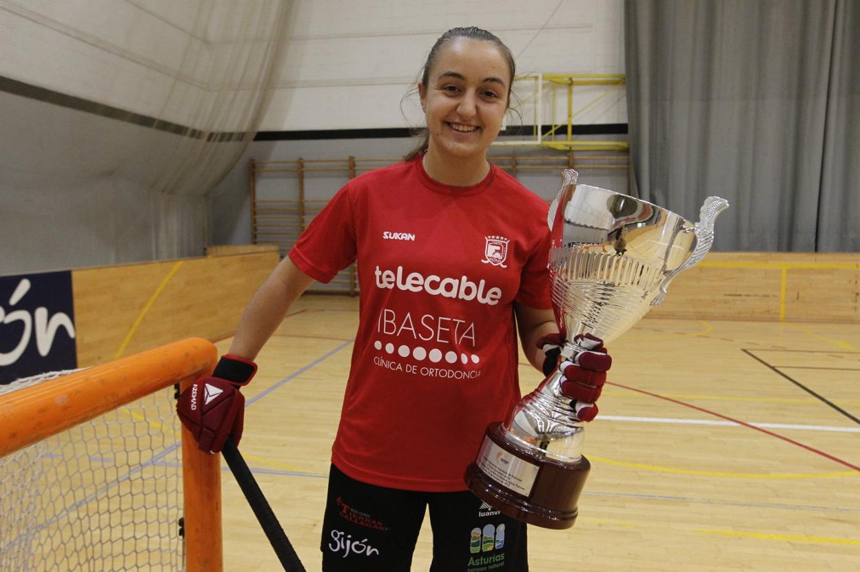 Sara Roces, con el trofeo copero, conquistado hace dos años por el Telecable. 