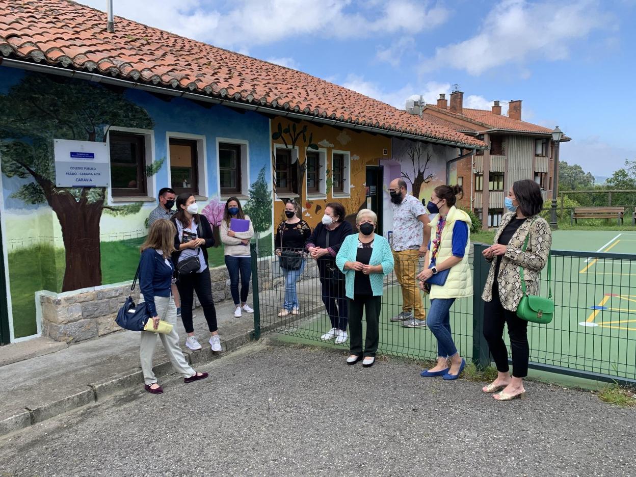 Ángela Vallina conversa con las familias de la recién creada asociación de padres y madres de Caravia. 