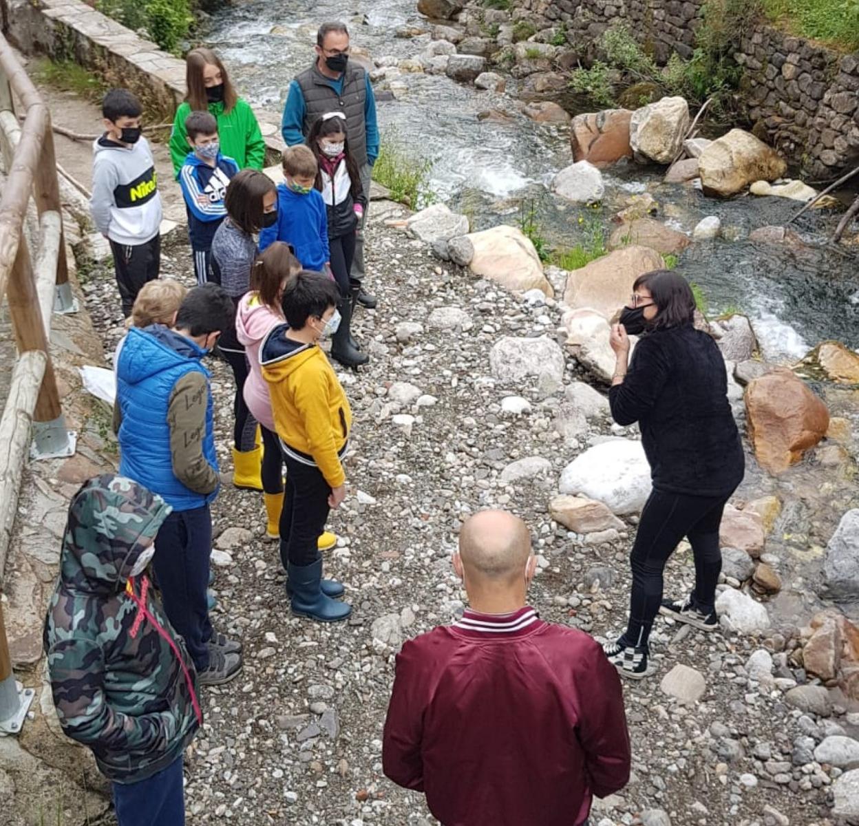 La bióloga Laura Lucio guió a los escolares durante la actividad. 
