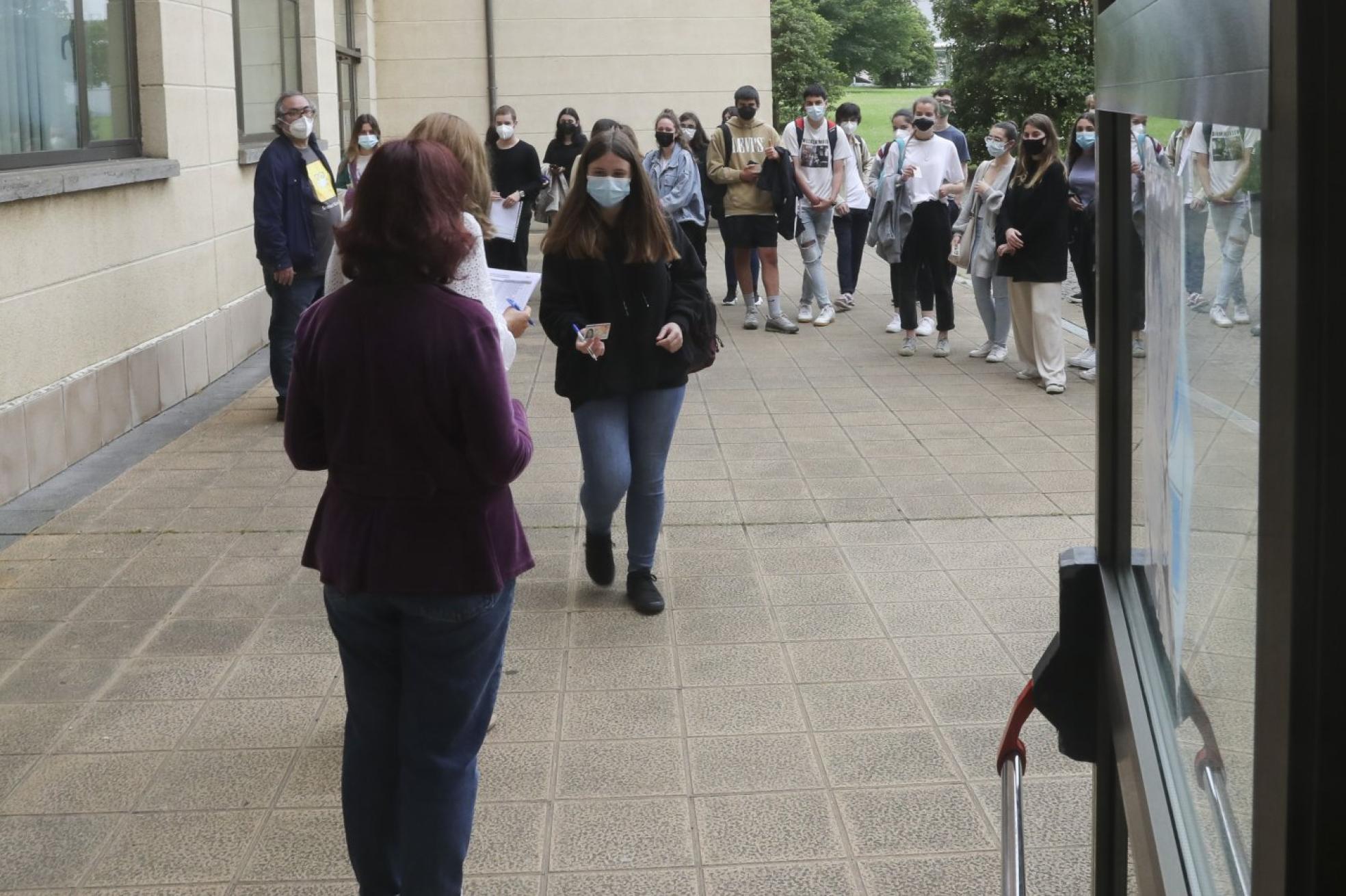 Gijón. Los estudiantes acceden, DNI en mano al Aulario Norte.