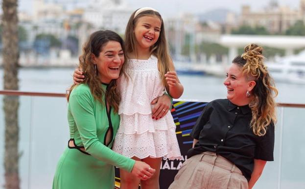 Las actrices de 'Ama', Tamara Casellas y Leire Marín, y su directora Júlia de Paz Solvas.