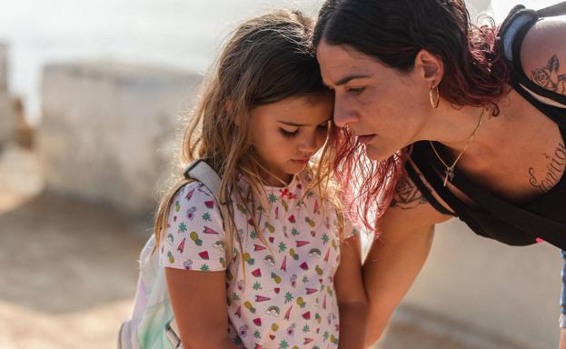 La pequeña Leire Marín y Tamara Casellas en 'Ama'.