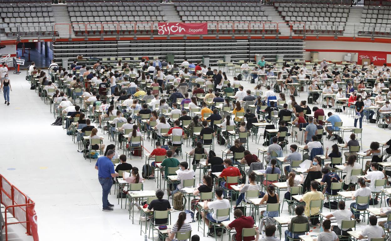 Examen de la EBAU 2021 en el palacio de los Deportes Adolfo Suárez de Gijón