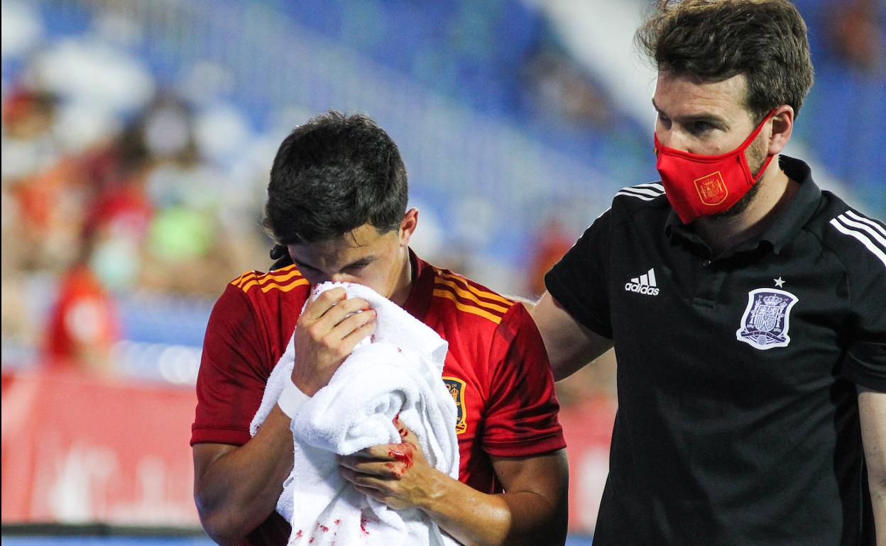 Manu García tras el golpe recibido en el España-Lituania.