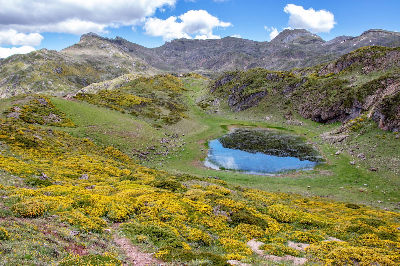 Se cumplen 33 años desde que Somiedo fue declarado Parque Natural en 1988. Se trata de uno de los espacios protegidos mejor conservados y más importantes de Asturias, ya que desde el año 2000 es considerado Reserva de la Biosfera. Un espacio de naturaleza pura en el que sus paisajes, su fauna, su flora, su gastronomía y sus gentes hacen de este rincón un lugar privilegiado.