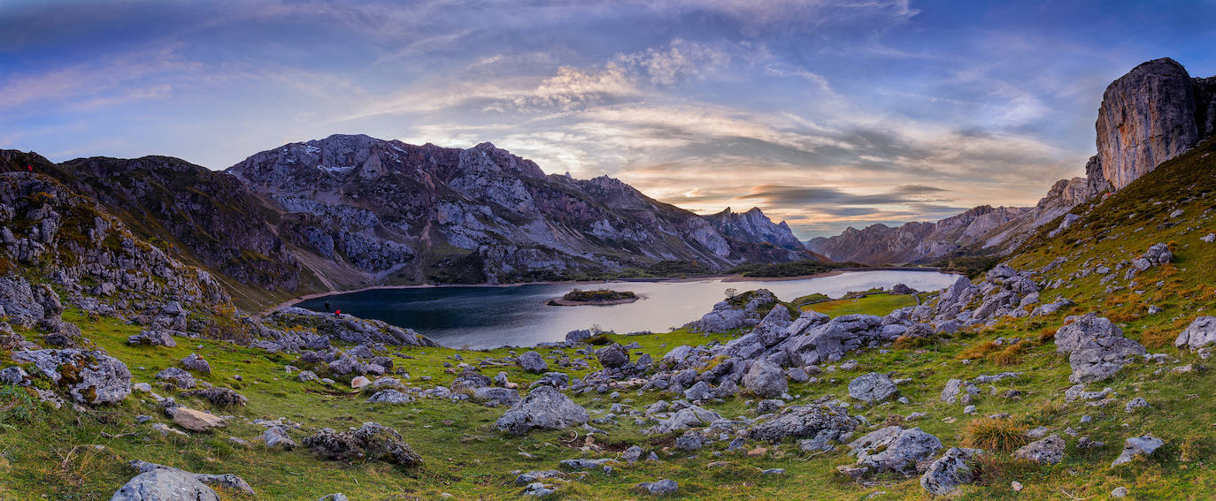 Se cumplen 33 años desde que Somiedo fue declarado Parque Natural en 1988. Se trata de uno de los espacios protegidos mejor conservados y más importantes de Asturias, ya que desde el año 2000 es considerado Reserva de la Biosfera. Un espacio de naturaleza pura en el que sus paisajes, su fauna, su flora, su gastronomía y sus gentes hacen de este rincón un lugar privilegiado.