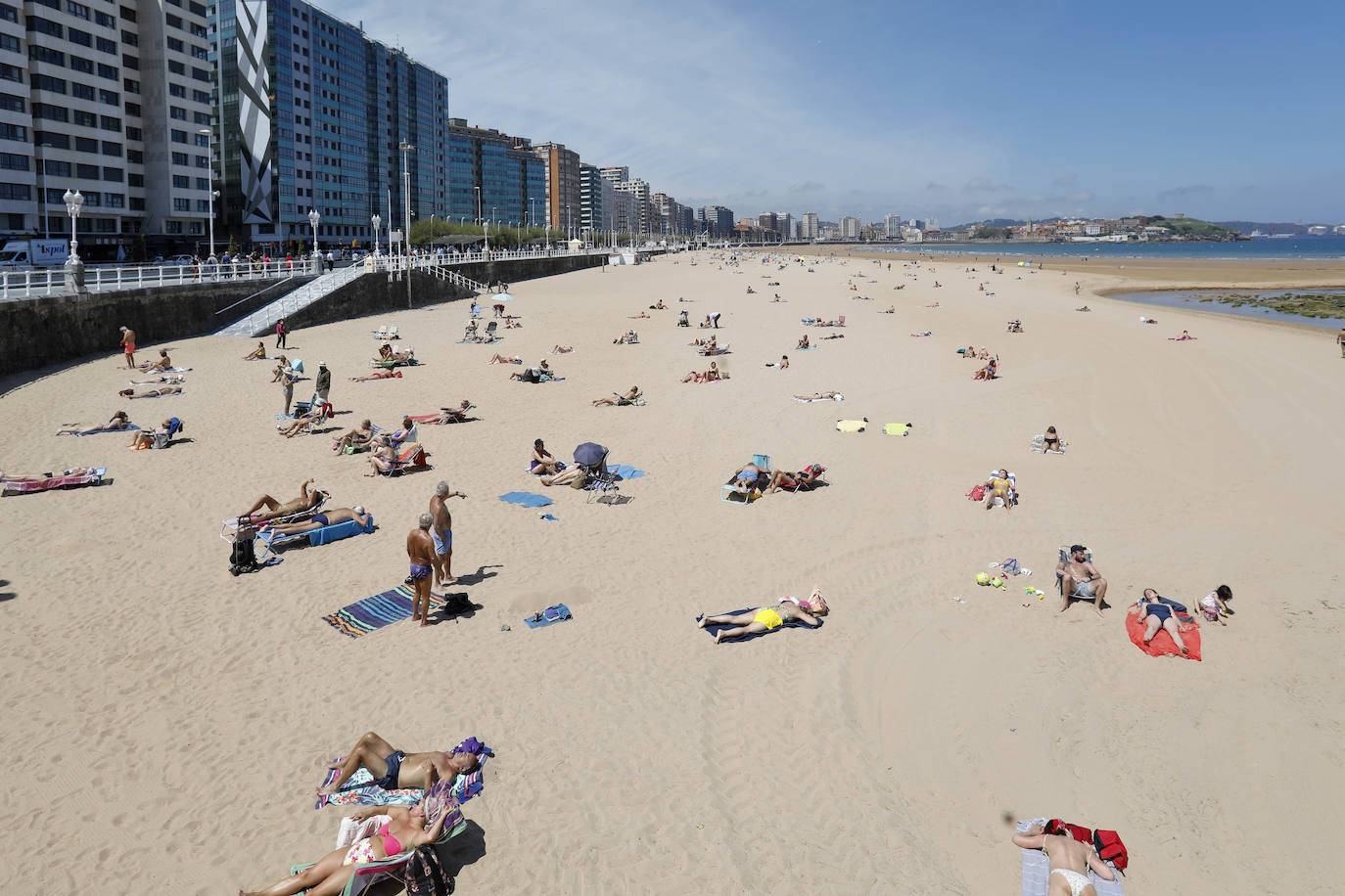 Los asturianos han aprovechado la llegada del buen tiempo a Gijón y han acudido al principal arenal de la ciudad, la playa de San Lorenzo. 