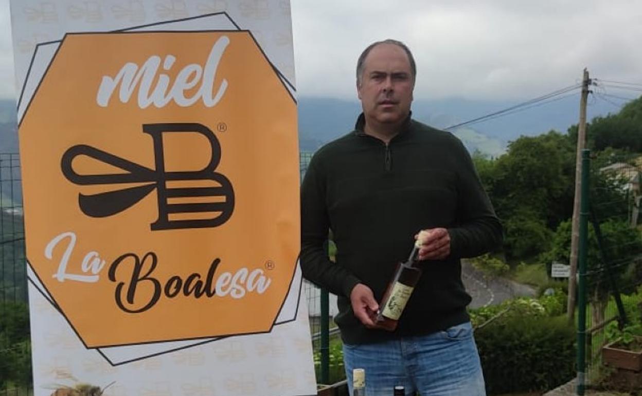 Julio Fernández, con una botella de sus productos en la mano. 