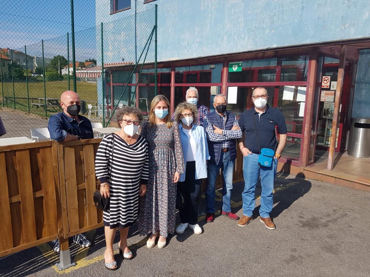 Reyes F. Hurlé y Cinta Mántaras se reunieron ayer con representantes vecinales. 