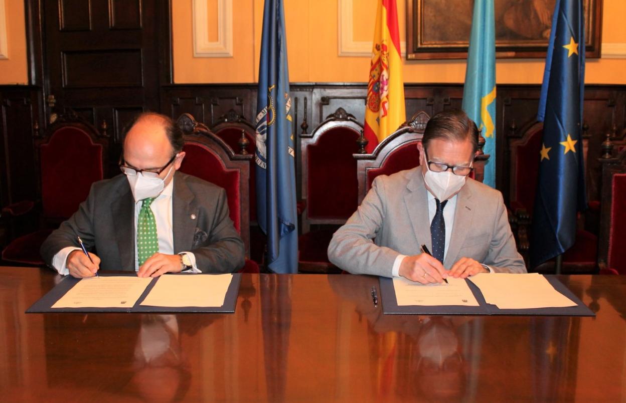 El rector, Ignacio Villaverde, y el alcalde, Alfredo Canteli, firman el protocolo. 