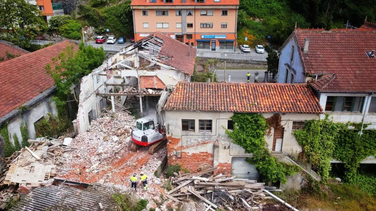 Trabajos de demolición de la antigua nave-vivienda de la fábrica de Albo, en Ribadesella. 