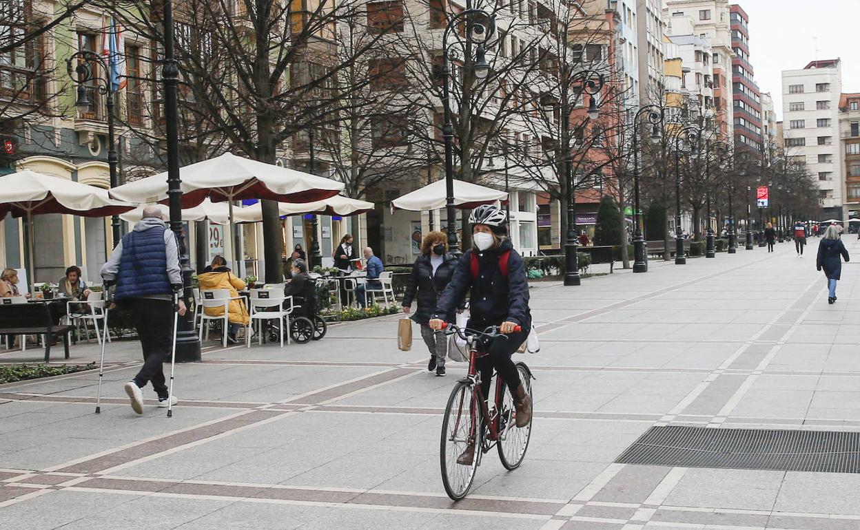 En bicicleta por el paseo de Begoña en Gijón