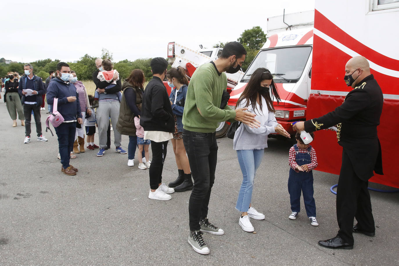Acostumbrados a pisar un escenario y a actuar prácticamente todos los fines de semana del año, la pandemia les ha frenado en seco ocho meses. Ahora las luces del circo vuelven a encenderse para aflorar en el público la emoción de vivir una experiencia con números nacionales e internacionales, aéreos, malabaristas, equilibristas, payasos... Un circo sin animales. 