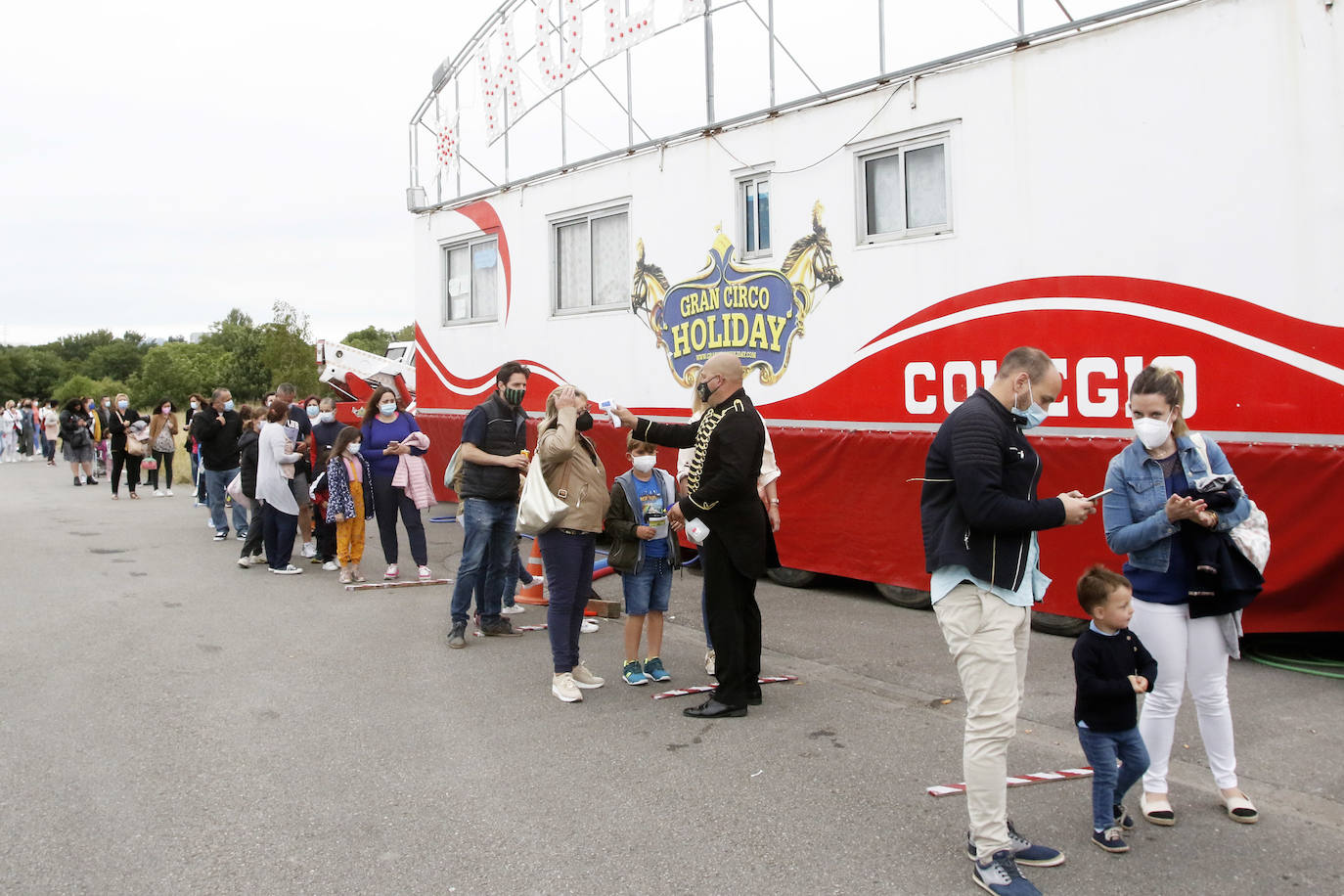 Acostumbrados a pisar un escenario y a actuar prácticamente todos los fines de semana del año, la pandemia les ha frenado en seco ocho meses. Ahora las luces del circo vuelven a encenderse para aflorar en el público la emoción de vivir una experiencia con números nacionales e internacionales, aéreos, malabaristas, equilibristas, payasos... Un circo sin animales. 