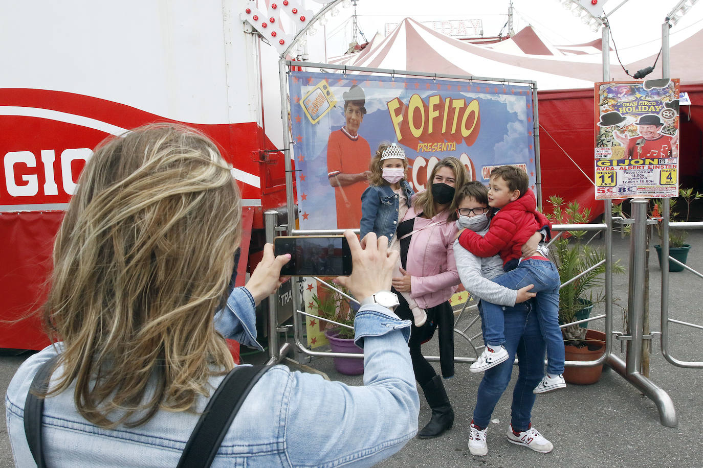Acostumbrados a pisar un escenario y a actuar prácticamente todos los fines de semana del año, la pandemia les ha frenado en seco ocho meses. Ahora las luces del circo vuelven a encenderse para aflorar en el público la emoción de vivir una experiencia con números nacionales e internacionales, aéreos, malabaristas, equilibristas, payasos... Un circo sin animales. 