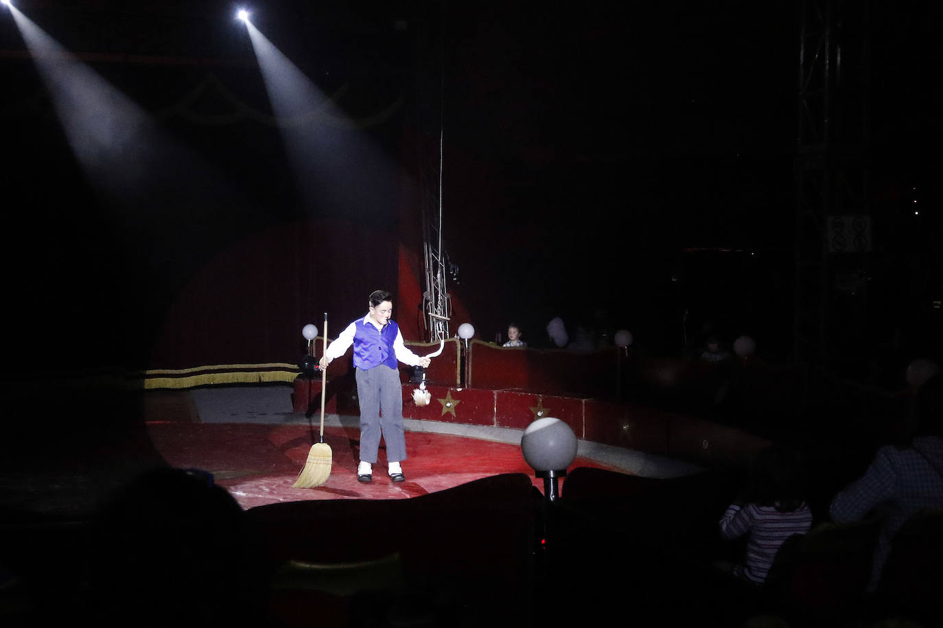 Acostumbrados a pisar un escenario y a actuar prácticamente todos los fines de semana del año, la pandemia les ha frenado en seco ocho meses. Ahora las luces del circo vuelven a encenderse para aflorar en el público la emoción de vivir una experiencia con números nacionales e internacionales, aéreos, malabaristas, equilibristas, payasos... Un circo sin animales. 