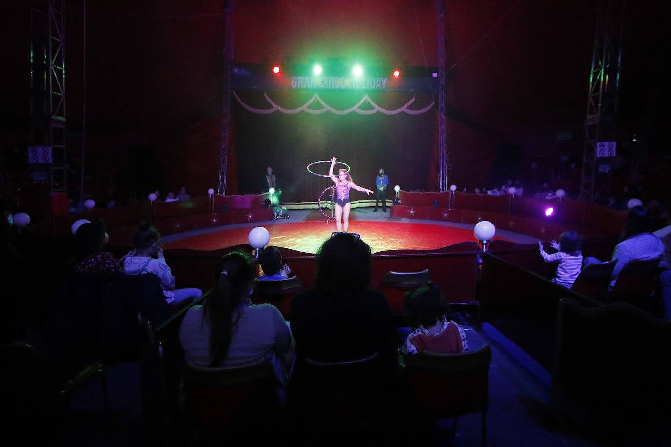 Acostumbrados a pisar un escenario y a actuar prácticamente todos los fines de semana del año, la pandemia les ha frenado en seco ocho meses. Ahora las luces del circo vuelven a encenderse para aflorar en el público la emoción de vivir una experiencia con números nacionales e internacionales, aéreos, malabaristas, equilibristas, payasos... Un circo sin animales. 