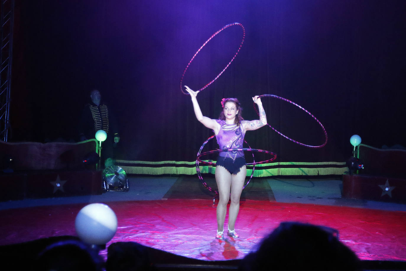 Acostumbrados a pisar un escenario y a actuar prácticamente todos los fines de semana del año, la pandemia les ha frenado en seco ocho meses. Ahora las luces del circo vuelven a encenderse para aflorar en el público la emoción de vivir una experiencia con números nacionales e internacionales, aéreos, malabaristas, equilibristas, payasos... Un circo sin animales. 