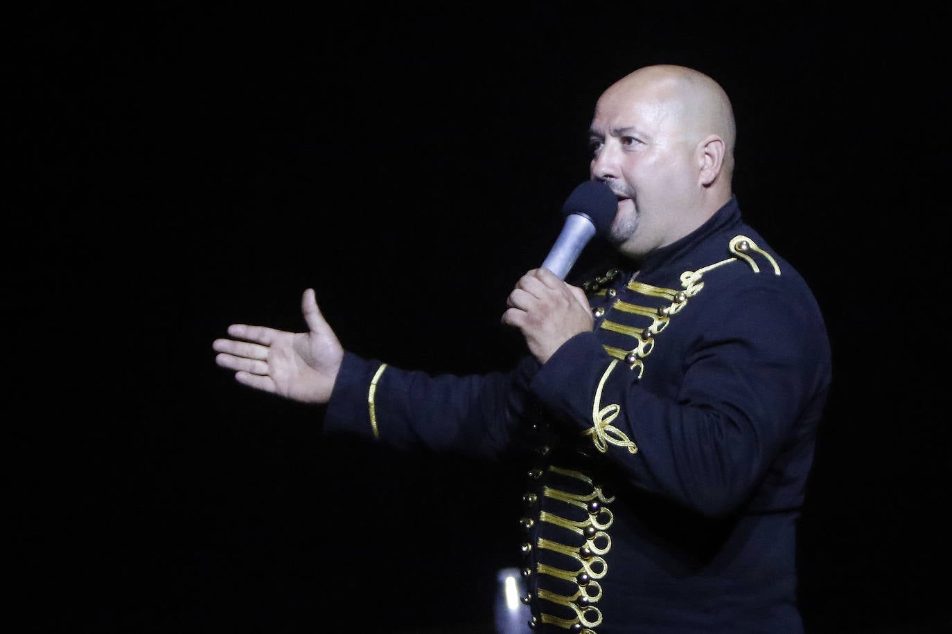 Acostumbrados a pisar un escenario y a actuar prácticamente todos los fines de semana del año, la pandemia les ha frenado en seco ocho meses. Ahora las luces del circo vuelven a encenderse para aflorar en el público la emoción de vivir una experiencia con números nacionales e internacionales, aéreos, malabaristas, equilibristas, payasos... Un circo sin animales. 