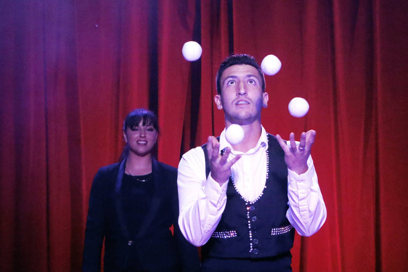 Acostumbrados a pisar un escenario y a actuar prácticamente todos los fines de semana del año, la pandemia les ha frenado en seco ocho meses. Ahora las luces del circo vuelven a encenderse para aflorar en el público la emoción de vivir una experiencia con números nacionales e internacionales, aéreos, malabaristas, equilibristas, payasos... Un circo sin animales. 