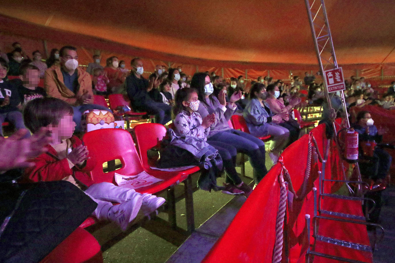 Acostumbrados a pisar un escenario y a actuar prácticamente todos los fines de semana del año, la pandemia les ha frenado en seco ocho meses. Ahora las luces del circo vuelven a encenderse para aflorar en el público la emoción de vivir una experiencia con números nacionales e internacionales, aéreos, malabaristas, equilibristas, payasos... Un circo sin animales. 