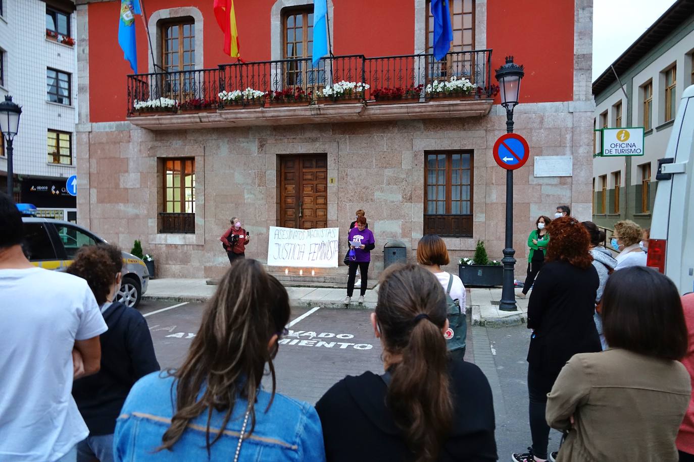 Las concentraciones en repulsa del asesinato a manos de su padre de la pequeña Olivia y de la desaparición de su hermana Anna se han sucedido a lo largo de los principales municipios de Asturias. Los manifestantes también han mostrado su repulsa ante el asesinato de Rocío, después de que su expareja y padre de su bebé de cuatro meses, confesase haberla matado. 